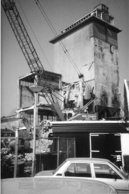 Otten, fabriek veevoeder en olie
Sloop Otten 1987.
Keywords: Geinbrug;Driemond;Otten,veevoeder;olie