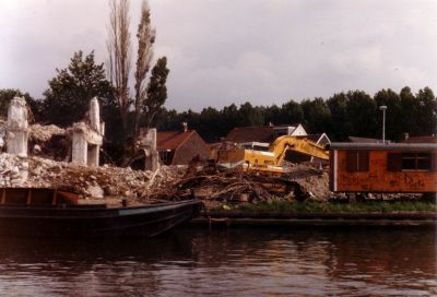 Otten, fabriek veevoeder en olie
Sloopwerkzaamheden vanaf water gezien.
Keywords: Geinbrug;Driemond;Otten,veevoeder;olie
