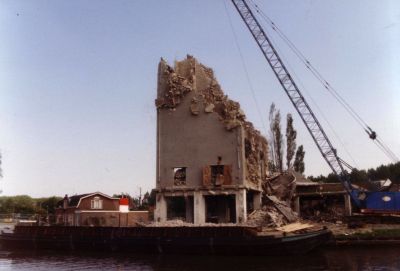Otten, fabriek veevoeder en olie
Het hoofdgedeelte 'staat' nog. Links café 'Kraantje Lek'.
Keywords: Geinbrug;Driemond;Otten,veevoeder;olie;Kraantje Lek