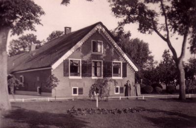 Otten, fabriek veevoeder en olie
Boerderij 'Vredehof', waar in 1906 het veevoederbedrijf Otten werd opgericht. De fabriek aan het Zandpad dateert van 1918,later uitgebreid met twee silo's. 'Vredehof' werd bewoond door de dames Aaltje en Corrie Otten.
Keywords: Geinbrug;Driemond;Otten,veevoeder;olie;boerderij;Vredehof