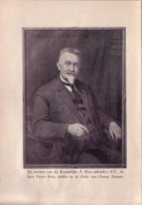P. Sluis, fabriek pluimvee-, vee- en vogelvoeder 
Dhr. Pieter Sluis, stichter van de fabriek.
Keywords: Geinbrug;Driemond;Sluis,pluimvee;vee;vogel;voeder