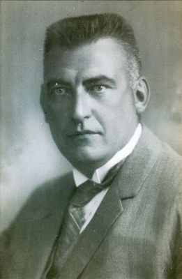 P. Sluis, fabriek pluimvee-, vee- en vogelvoeder 
Jacob Sluis, zoon van Pieter Sluis. Op 42-jarige leeftijd in 1928 overleden. Liet villa van Sluis bouwen 1917/18 toen de fabriek naar Geinbrug kwam.

Keywords: Geinbrug;Driemond;Sluis,pluimvee;vee;vogel;voeder