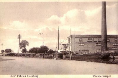P. Sluis, fabriek pluimvee-, vee- en vogelvoeder 
Fabriek 'Sluis' vanaf het Zandpad gezien. Links de brug over het Gein.

Keywords: Geinbrug;Driemond;Sluis,pluimvee;vee;vogel;voeder