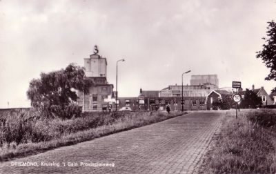 P. Sluis, fabriek pluimvee-, vee- en vogelvoeder 
Sluis fabriek gezien vanaf kruising Provinciale weg en Gein Zuid.
Keywords: Geinbrug;Driemond;Sluis,pluimvee;vee;vogel;voeder