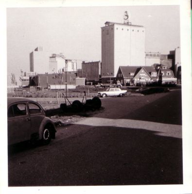 P. Sluis, fabriek pluimvee-, vee- en vogelvoeder 
Sluis vanaf de overzijde van de Gaasp.
Keywords: Geinbrug;Driemond;Sluis,pluimvee;vee;vogel;voeder
