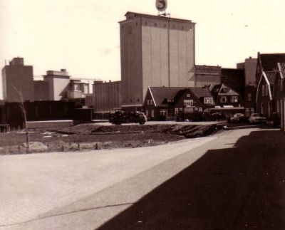P. Sluis, fabriek pluimvee-, vee- en vogelvoeder 
Sluis gezien vanaf Lange Stammerdijk. Links kruising met de Burgemeester Kasteleinstraat (?).
Keywords: Geinbrug;Driemond;Sluis,pluimvee;vee;vogel;voeder