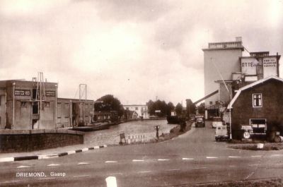P. Sluis, fabriek pluimvee-, vee- en vogelvoeder 
Kruising Provinciale weg - Zandpad. Links Sluis, rechts achter Oten
Keywords: Geinbrug;Driemond;Sluis,pluimvee;vee;vogel;voeder;Otten