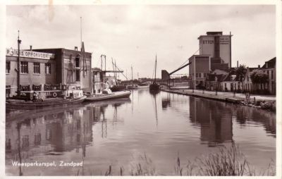P. Sluis, fabriek pluimvee-, vee- en vogelvoeder 
Gaasp overgaand in Smal Weesp. Links Sluis, Rechts Otten.
Keywords: Geinbrug;Driemond;Sluis,pluimvee;vee;vogel;voeder;Otten
