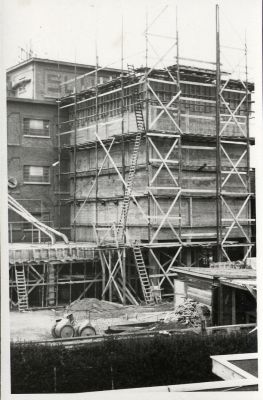 P. Sluis, fabriek pluimvee-, vee- en vogelvoeder 
Bouw silo Sluisfabriek
Keywords: Geinbrug;Driemond;Sluis,pluimvee;vee;vogel;voeder