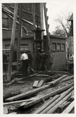P. Sluis, fabriek pluimvee-, vee- en vogelvoeder 
Bouw silo
Keywords: Geinbrug;Driemond;Sluis,pluimvee;vee;vogel;voeder