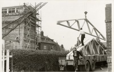 P. Sluis, fabriek pluimvee-, vee- en vogelvoeder 
Bouw loods bij silo
Keywords: Geinbrug;Driemond;Sluis,pluimvee;vee;vogel;voeder