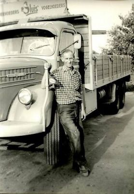 P. Sluis, fabriek pluimvee-, vee- en vogelvoeder 
Jan Kamermans bij vrachtwagen van Sluis.
Keywords: Geinbrug;Driemond;Sluis,pluimvee;vee;vogel;voeder;transport