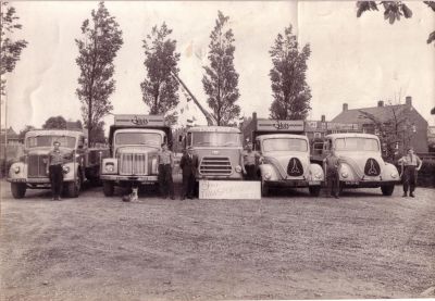 P. Sluis, fabriek pluimvee-, vee- en vogelvoeder 
Vrachtwagens Sluis bij Transportbedrijf Poeze uit Weesp
Keywords: Geinbrug;Driemond;Sluis,pluimvee;vee;vogel;voeder;transport