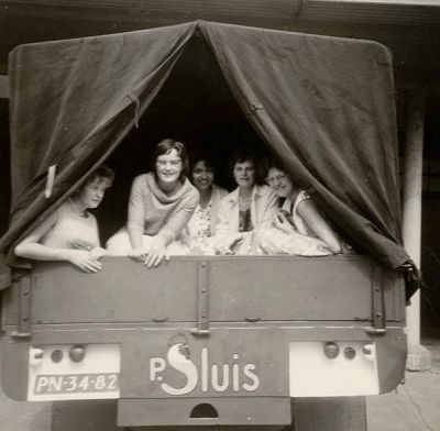 P. Sluis, fabriek pluimvee-, vee- en vogelvoeder 
Dames (werkneemsters ?) in de achterbak van een vrachtwagen van Sluis.
Keywords: Geinbrug;Driemond;Sluis,pluimvee;vee;vogel;voeder;transport