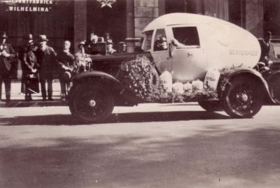 P. Sluis, fabriek pluimvee-, vee- en vogelvoeder 
Een reclame-auto voor (o.a.) Sluis Ochtendvoer. Deze dateert nog van voor de komst van Sluis naar Geinbrug. Op de achtergrond de Biljartfabriek Wilhelmina, die gevestigd was (en nog steeds is) aan de Stadhouderskade in Amsterdam.
Keywords: Geinbrug;Driemond;Sluis,pluimvee;vee;vogel;voeder;reclame;merchandise