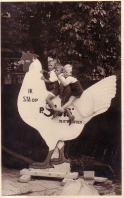 P. Sluis, fabriek pluimvee-, vee- en vogelvoeder 
Nog meer reclame voor ochtendvoer. Ook kinderen hebben er lol van. Achterop zit Tom Borst en voor hem Jaap Sluis. De andere kinderen zijn niet bekend.
Keywords: Geinbrug;Driemond;Sluis,pluimvee;vee;vogel;voeder;reclame