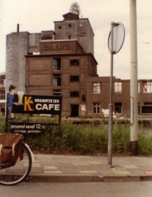 P. Sluis, fabriek pluimvee-, vee- en vogelvoeder 
De Sluisfabriek wordt gesloopt (1985). De contouren zijn nog goed zichtbaar. Café 'Kraantje Lek' is gewoon open.

Keywords: Geinbrug;Driemond;Sluis,pluimvee;vee;vogel;voeder;Kraantje Lek