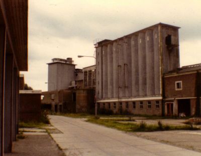 P. Sluis, fabriek pluimvee-, vee- en vogelvoeder 
Ook vanaf de Lange Stammerdijk is goed te zien dat de sloopwerkzaamheden zijn begonnen.
Keywords: Geinbrug;Driemond;Sluis,pluimvee;vee;vogel;voeder