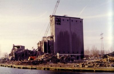 P. Sluis, fabriek pluimvee-, vee- en vogelvoeder 
Het laatste grote gebouw staat nog. Het logo is al verwijderd, de haan kraait niet meer.
Keywords: Geinbrug;Driemond;Sluis,pluimvee;vee;vogel;voeder