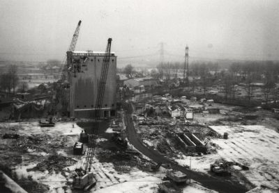 P. Sluis, fabriek pluimvee-, vee- en vogelvoeder 
Overzicht bij het laatste deel van de operatie.
Keywords: Geinbrug;Driemond;Sluis,pluimvee;vee;vogel;voeder