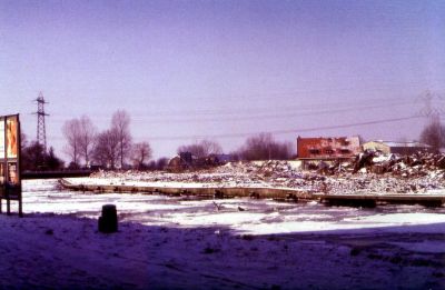 P. Sluis, fabriek pluimvee-, vee- en vogelvoeder 
Deklus is geklaard. Sluis is afgebroken, een nieuwe wijk zal er gebouwd worden: de Kippenbuurt.
Keywords: Geinbrug;Driemond;Sluis,pluimvee;vee;vogel;voeder