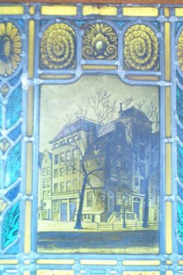 P. Sluis, fabriek pluimvee-, vee- en vogelvoeder 
Sluis liet haar (fabrieks)panden ook in glas in lood vereeuwigen. Hier een afbeelding van de 'De Leidsche Zaadwinkel', gevestigd aan de N.Z. Voorburgwal in Amsterdam. Pas in 1916 kwam Sluis naar Geinbrug.
Keywords: Geinbrug;Driemond;Sluis,pluimvee;vee;vogel;voeder;reclame