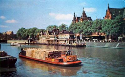 P. Sluis, fabriek pluimvee-, vee- en vogelvoeder 
Sluis' transport ging ook over water. Hier een afgeladen boot in Amsterdam voor het Noord-Zuid Hollandsch Koffiehuis (in 1911 gebouwd). De 'torens' van het Centraal station zichtbaar achter d bomenrij.
Keywords: Geinbrug;Driemond;Sluis,pluimvee;vee;vogel;voeder;transport