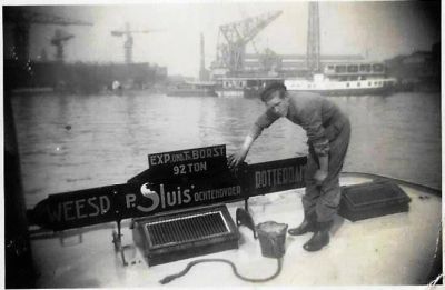 P. Sluis, fabriek pluimvee-, vee- en vogelvoeder 
Ook hier Sluis te water. Nu is het Sluis 'Weesp'. Plek foto onbekend, havengebied Rotterdam (?, naam schip zou indicatie kunnen zijn...)
Keywords: Geinbrug;Driemond;Sluis,pluimvee;vee;vogel;voeder;transport