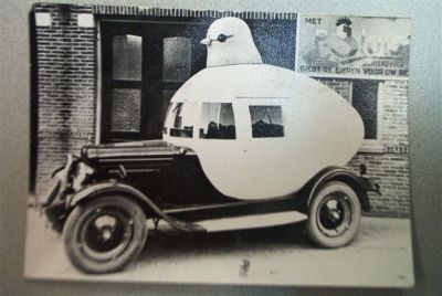 P. Sluis, fabriek pluimvee-, vee- en vogelvoeder 
Deze auto in eivorm stamt waarschijnlijk uit dezelfde tijd als die van afbeelding GGF056. Deze alleen met kuiken op 't dak.
Keywords: Geinbrug;Driemond;Sluis,pluimvee;vee;vogel;voeder;reclame