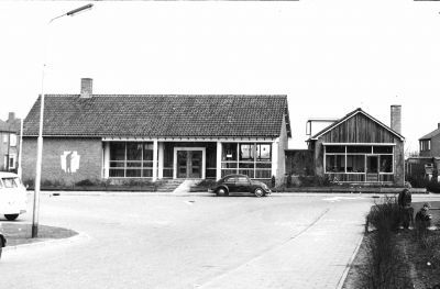 Burgemeester Kasteleinstraat
Gebouw van het Groene Kruis aan het Dorpsplein/Burgemeester Kasteleinstraat. Gebouw nu functie o.a. architectenbureau, In het huis rechts op de foto woonden vroeger de zusters Boonstra en Riepma.
Keywords: Burgemeester Kasteleinstraat;Dorpsplein,Groene Kruis;Boonstra;Riepma;Driemond