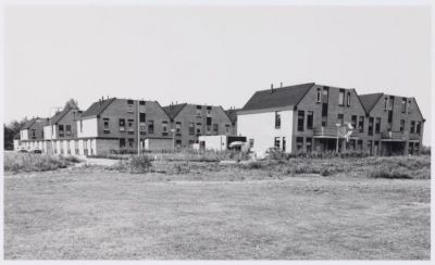 Seizoenenhof
Foto genomen vanaf de kant van de Kanaaldijk West (bouw 1982 e.v.)
Keywords: Seizoenenhof;Geinbrug;Driemond