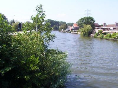 Kippenbuurt
De huizen op de voorgrond liggen nog aan de Wyandottestraat, de achterste zijn oudere bouw aan de Lange Stammerdijk. De Foto is genomen vanaf het Zandpad vlak bij de rotonde met de Provinciale weg.
Keywords: Kippenbuurt;Sluis fabriek;Driemond;Wyandottestraat;Lange Stammerdijk;Geinbrug