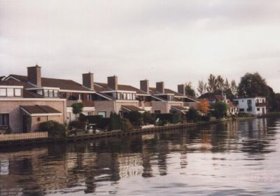 Kippenbuurt
Foto: 'Tuinzijde' van de woningen aan de Wyandottestraat, gezien vanaf het Zandpad, richting de klapbrug over het Smal Weesp (hoewel dit Driemondse deel ervan vaak ook als Gaasp aangeduid wordt).
Keywords: Kippenbuurt;Sluis fabriek;Driemond;Wyandottestraat;Geinbrug