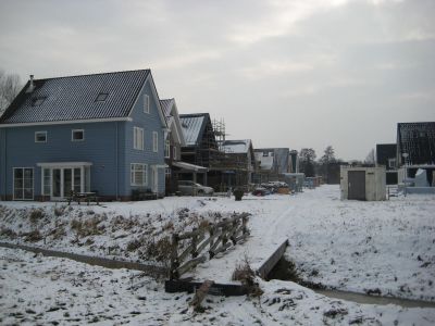 Maanhof/Droomzone
Vanaf de noordzijde kijken we de Maanhof in. De huizen links liggen aan de zijde van het Amsterdam Rijnkanaal, die rechts op het (oostelijke kant/kanaalzijde) 'middenveld'.
Keywords: Maanhof;Droomzone;Driemond;Geinbrug