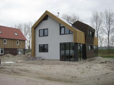 Maanhof/Droomzone
Dit is de vierde kavel aan de oostzijde met achteruitzicht op de Kanaaldijk West. Links van dit huis staat later het 'zwarte' huis van foto GNW029. 
Keywords: Maanhof;Droomzone;Driemond;Geinbrug