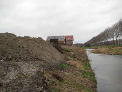 Maanhof/Droomzone
Huis is dat op foto GNW033. De zijgevel. Rechts de bomenrij langs de Kanaaldijk West.
Keywords: Maanhof;Droomzone;Driemond;Geinbrug