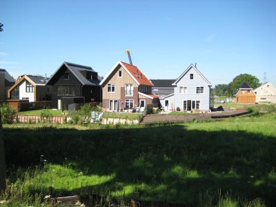 Maanhof/Droomzone
Foto genomen vanaf de Kanaaldijk West. Achterpuien woningen met uitzicht op de Kanaaldijk West. 
Rechts achter de woningen aan de noordzijde in aanbouw.
Keywords: Maanhof;Droomzone;Driemond;Geinbrug