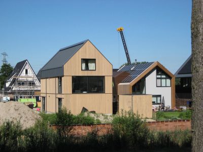 Maanhof/Droomzone
Achterpuien woningen met uitzicht op de Kanaaldijk West. Huis links achter staat aan overzijde van de straat op het 'middenveld'.
Keywords: Maanhof;Droomzone;Driemond;Geinbrug
