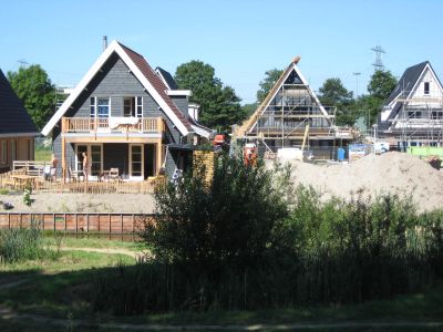Maanhof/Droomzone
Achterpui woning links kijkt uit o Kanaaldijk-West. Twee woningen rechts achter staan op het 'middenveld'.
Keywords: Maanhof;Droomzone;Driemond;Geinbrug