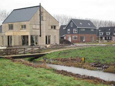 Maanhof/Droomzone
Huis noordzijde, bijna voltooid (huis foto GNW048). Rechts huis noordzijde 'middenveld'.
Keywords: Maanhof;Droomzone;Driemond;Geinbrug