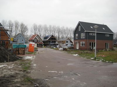 Maanhof/Droomzone
Rechts woning noordzijde van het 'middenveld'. Achteraan de huizen met achteruitzicht op de Kanaaldijk West. 
Keywords: Maanhof;Droomzone;Driemond;Geinbrug