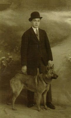 Kapper Zwart
Portret kapper Adrianus Hendrikus Zwart, geboren 15 mei 1903 te Weesp.
Keywords: kapper;Zwart;Geinbrug;Driemond