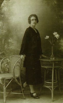 Kapper Zwart
Portret van kappersvrouw Johanna Zwart-van Ommen.
Keywords: kapper;Zwart;Geinbrug;Driemond