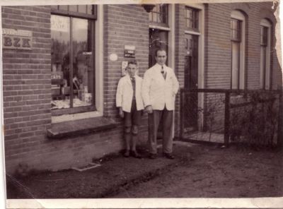 Kapper Zwart
Kapper Zwart voor de zaak aan het Zandpad. Naast hem een leerling in ’t vak (?)
Keywords: kapper;Zwart;Geinbrug;Driemond