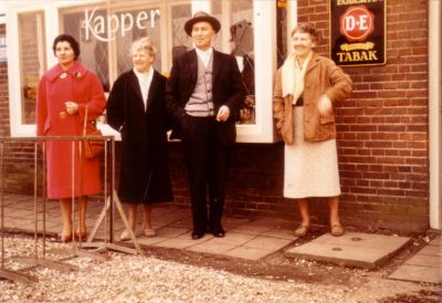 Kapper Zwart
Kapper Zwart geflankeerd door drie dames voor zijn zaak. Waarschijnlijk is de dame in ’t zwart naast hem zijn echtgenote (?).
Keywords: kapper;Zwart;Geinbrug;Driemond