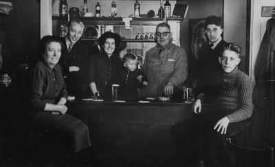 Kraantje Lek
Familie Venderbosch, van l-r: Mevr. Venderbosch - v. d. Mande, dhr. Loggen (schoonzoon), dochter Greet, kleinzoon Herman, Ben Venderbosch (eigenaar café), zonen Henk en Cees. Foto omstreeks 1953, in 't café.
Keywords: Geinbrug;Driemond;Café;Kraantje Lek;Venderbosch