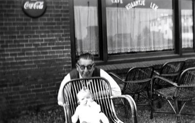 Kraantje Lek
Ben Venderbosch met kleinzoon (?) voor 't café.
Keywords: Geinbrug;Driemond;Café;Kraantje Lek;Venderbosch