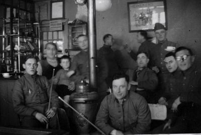 Kraantje Lek
Mobilisatie. Ontspannen onder een biljartje leggen. Tweede van links Ben Venderbosch met zoon op schoot (?) 
Keywords: Geinbrug;Driemond;Zandpad;Café;Kraantje Lek;Venderbosch;mobilisatie