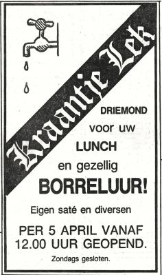 Kraantje Lek
Een nieuwe eigenaar, een nieuw geluid. In 1958 nam Evert Smit het bedrijf over en bouwde naast het café een winkel waar alcohol werd verkocht. Het café zelf sloot in 1987, de winkel diende nog enige tijd als filiaal van bakker Mühl uit Weesp.
Keywords: Geinbrug;Driemond;Café;Kraantje Lek;Smit