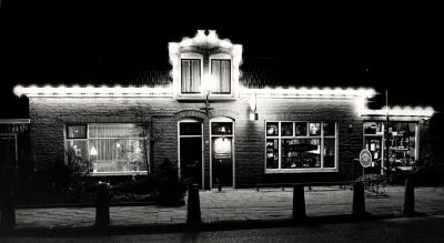 Kraantje Lek
Kraantje Lek, verlicht baken voor gezelligheid, met rechts de aangebouwde winkel.
Keywords: Geinbrug;Driemond;Café;Kraantje Lek;Smit